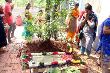 Devotees offering prayers at Samadhi